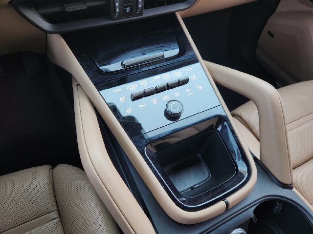 Used 2024 Porsche Cayenne AWD/4WD image 18