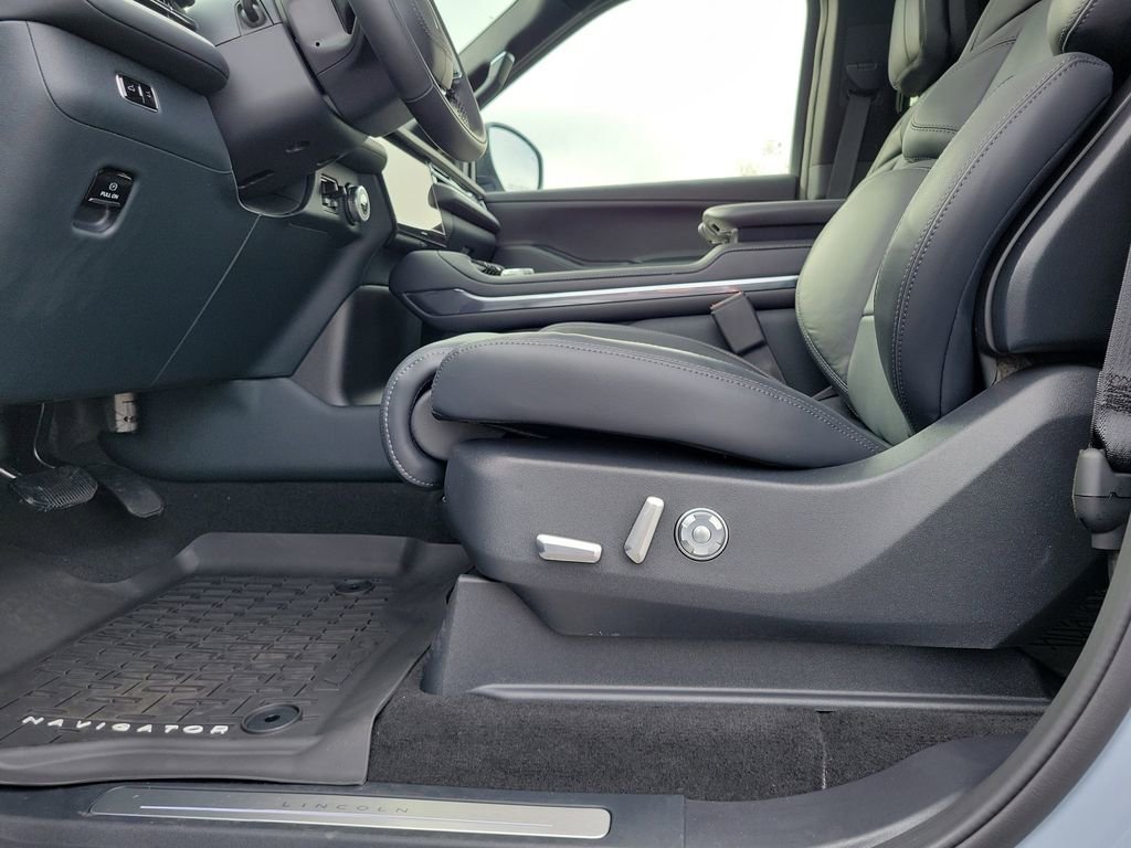 New 2025 Lincoln Navigator L Reserve w/ Jet Appearance Package image 17