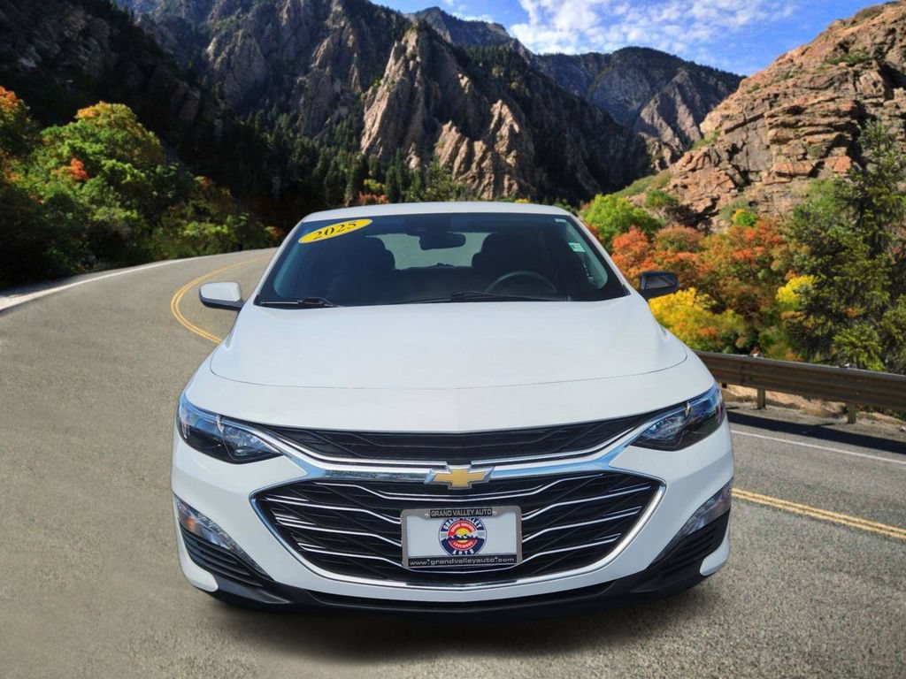 Used 2025 Chevrolet Malibu LT FWD image 6
