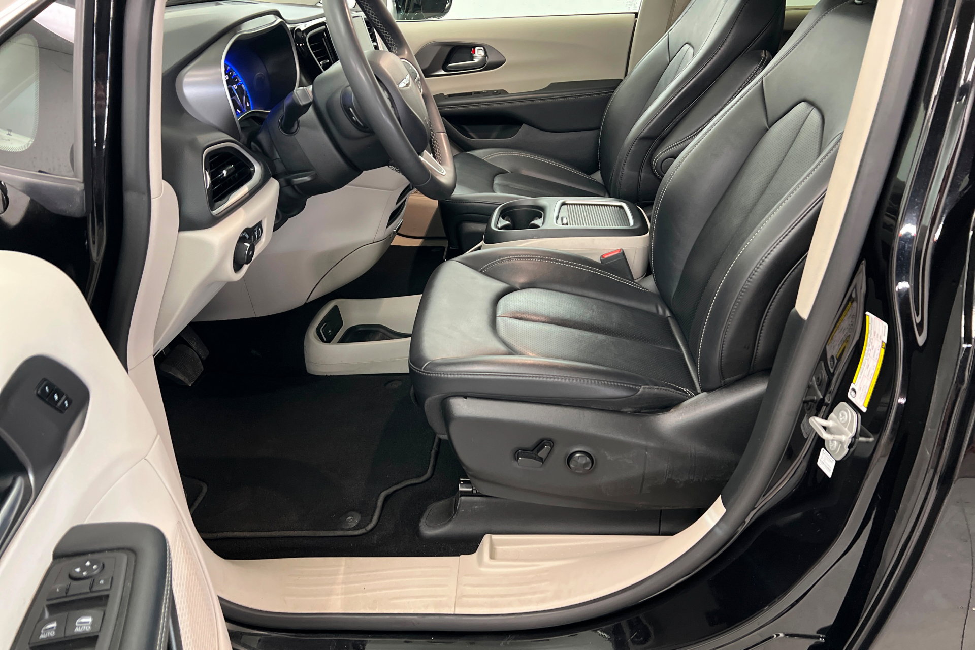 Used 2024 Chrysler Pacifica Touring-L FWD image 17