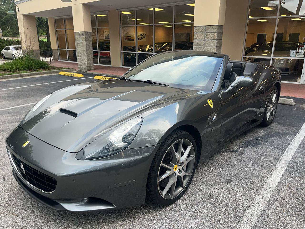 Used 2011 Ferrari California RWD image 11