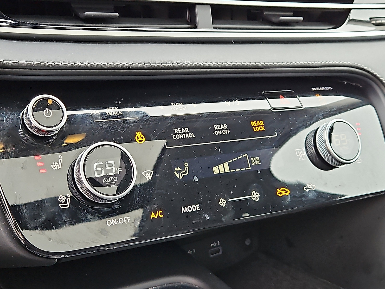 Certified 2023 INFINITI QX60 Luxe w/ Performance Audio Package image 17