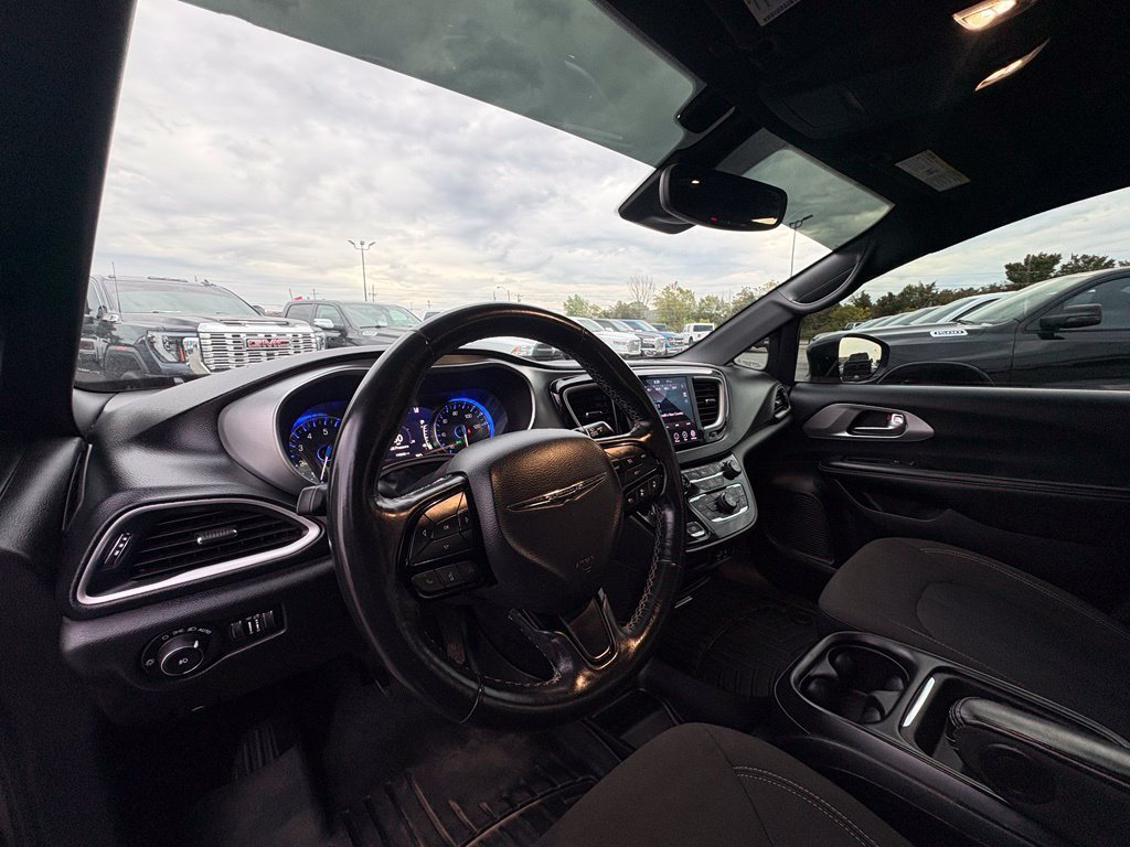 Used 2020 Chrysler Pacifica Touring w/ Advanced Safetytec Group FWD image 14