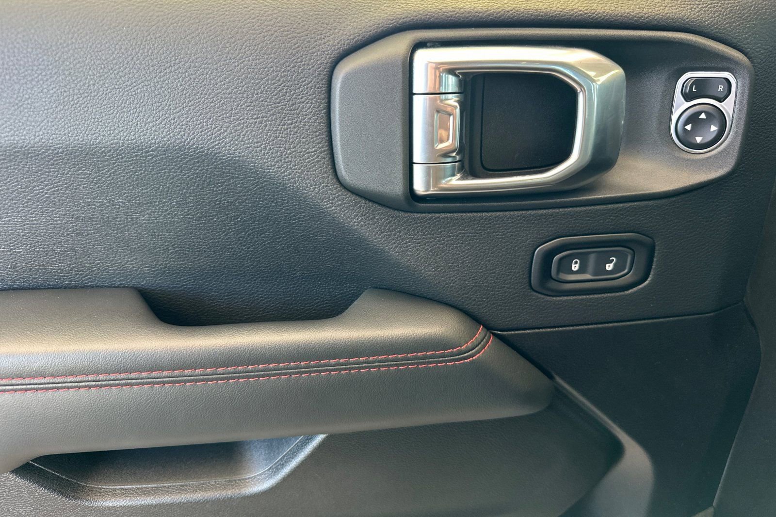 Used 2026 Jeep Wrangler Unlimited Rubicon w/ Steel Bumper Group image 10