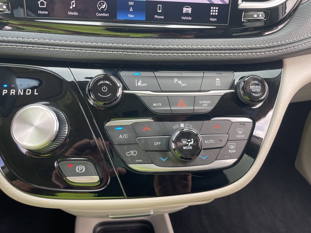 Used 2024 Chrysler Pacifica Select image 34