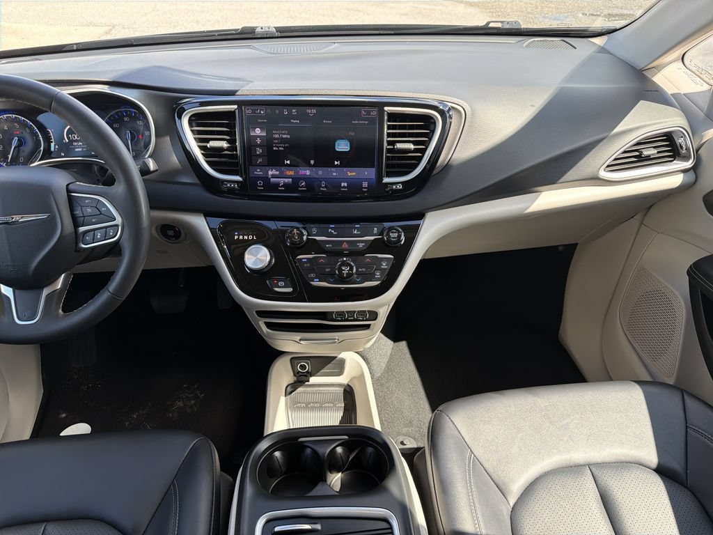 Used 2024 Chrysler Pacifica Touring-L FWD image 17