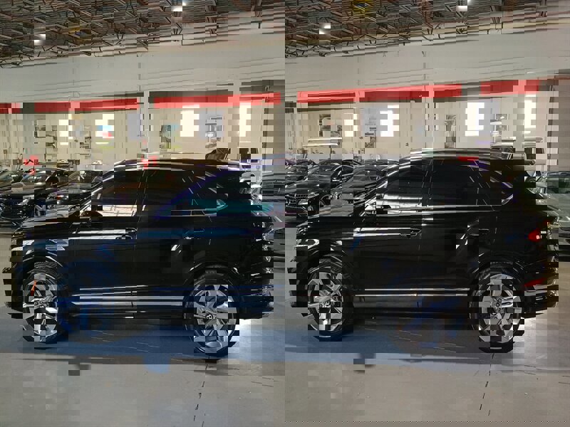 Used 2023 Bentley Bentayga image 2