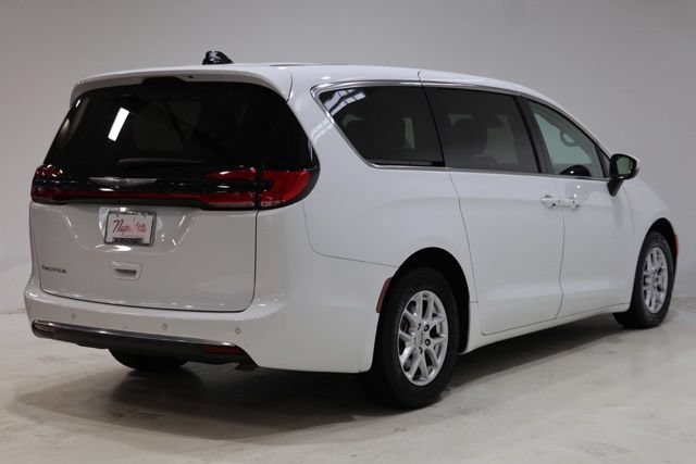 Used 2023 Chrysler Pacifica Touring-L FWD image 8