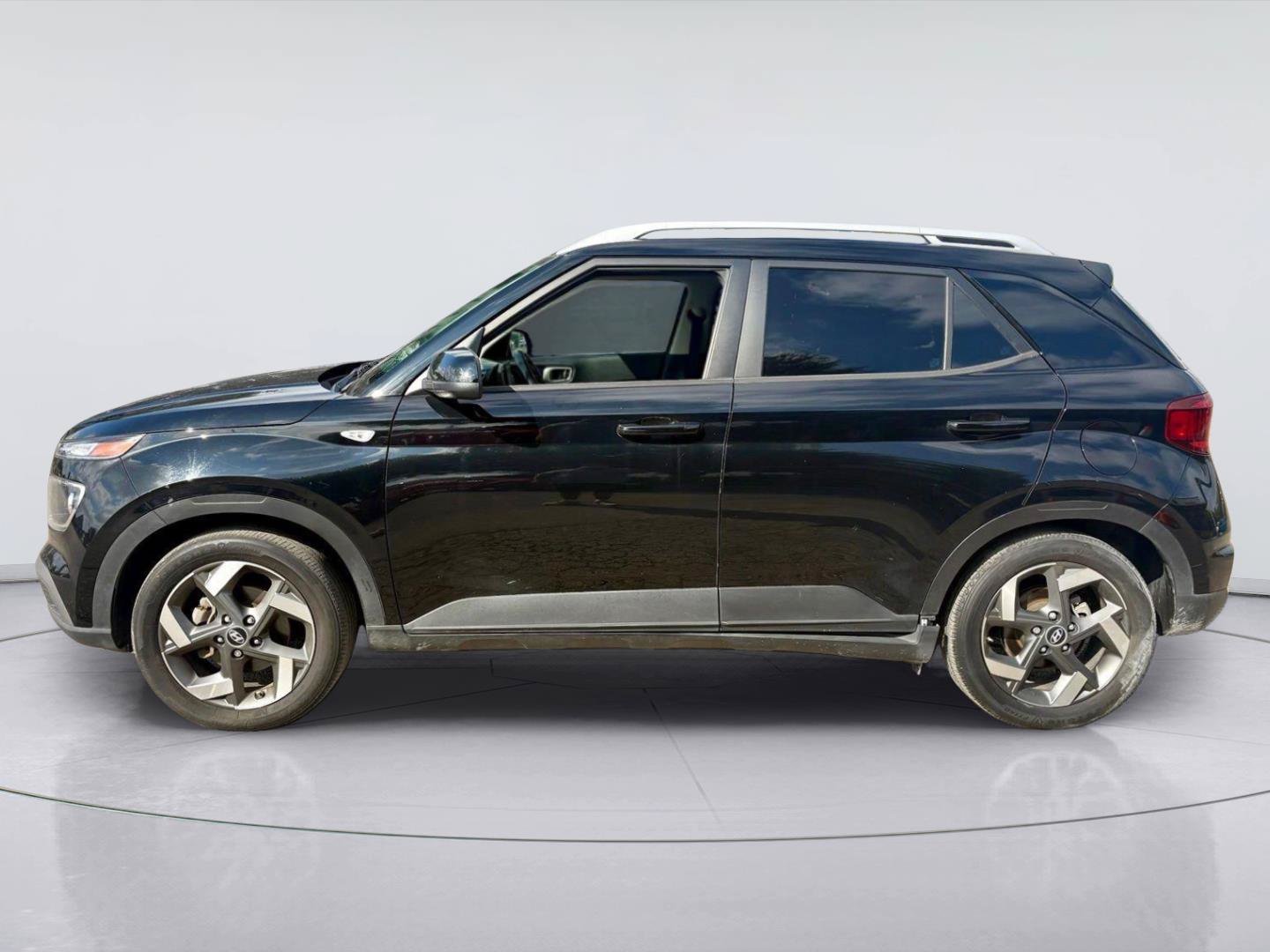 Used 2021 Hyundai Venue SEL FWD image 6