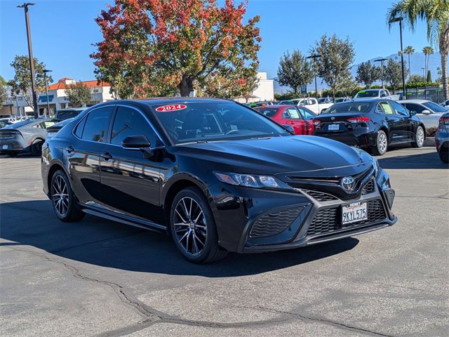 Used 2024 Toyota Camry SE image 3