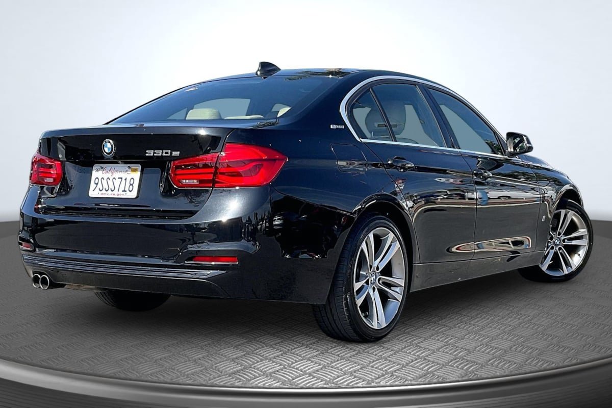 Used 2018 BMW 330e w/ Convenience Package RWD image 13
