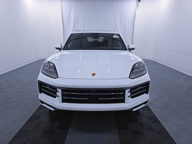 Used 2024 Porsche Cayenne S AWD/4WD image 2