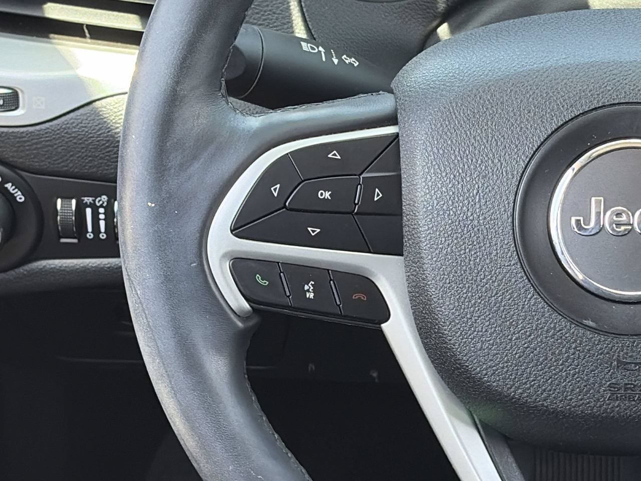 Used 2018 Jeep Cherokee Latitude Plus w/ Comfort/Convenience Group FWD image 22