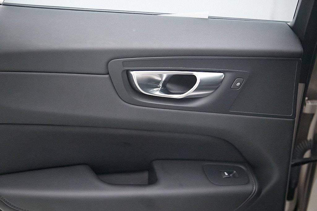 Certified 2025 Volvo XC60 T8 Plus w/ Protection Package Premier AWD/4WD image 19