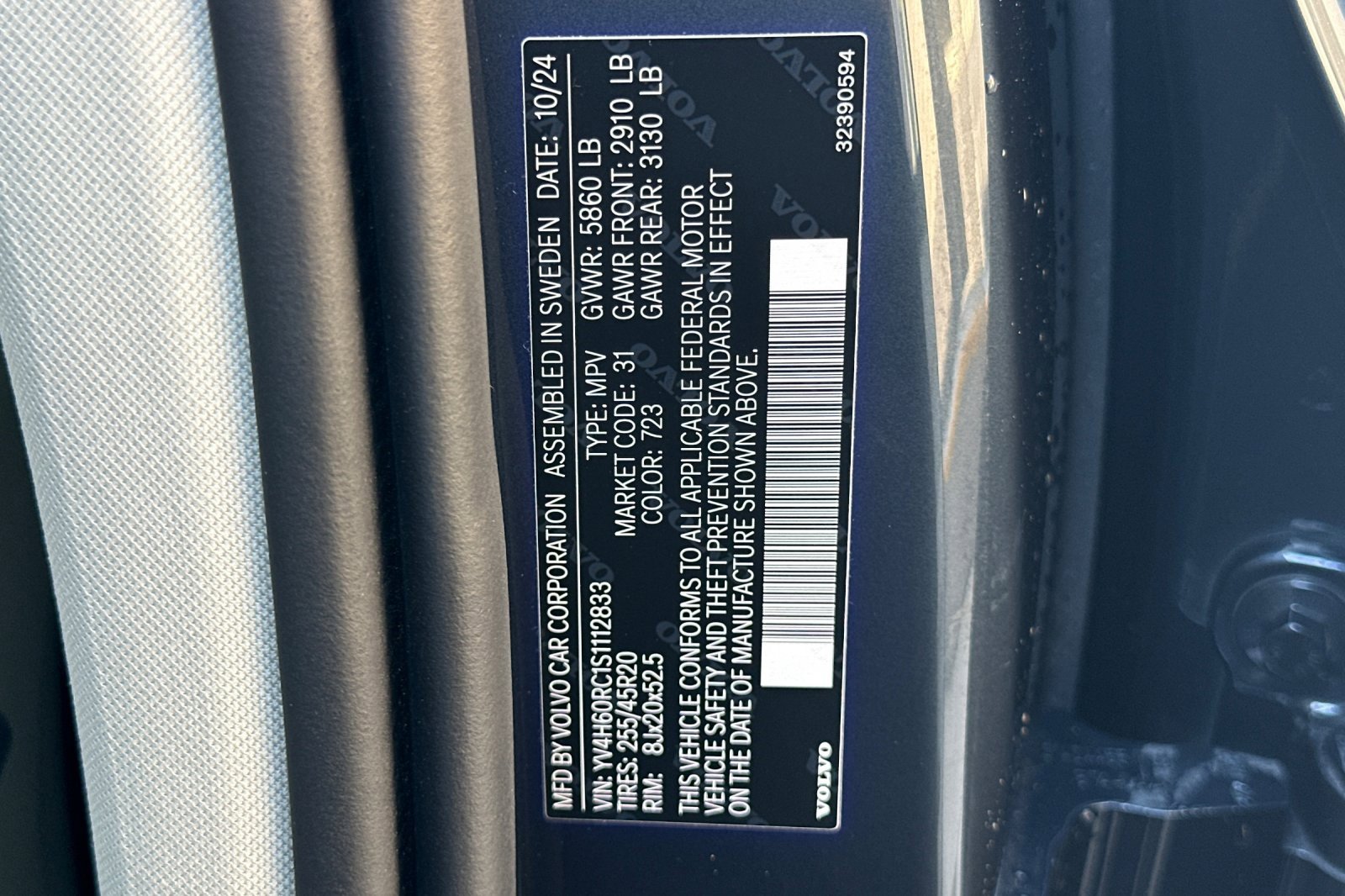 Certified 2025 Volvo XC60 T8 Plus w/ Protection Package Premier image 33