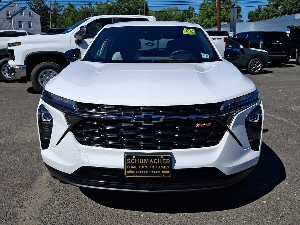 Used 2024 Chevrolet Trax RS FWD image 2