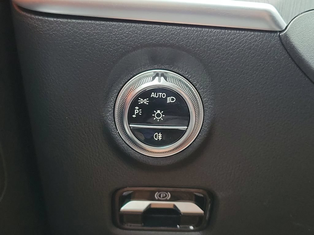 Used 2025 Mercedes-Benz C 300 4MATIC Sedan image 29