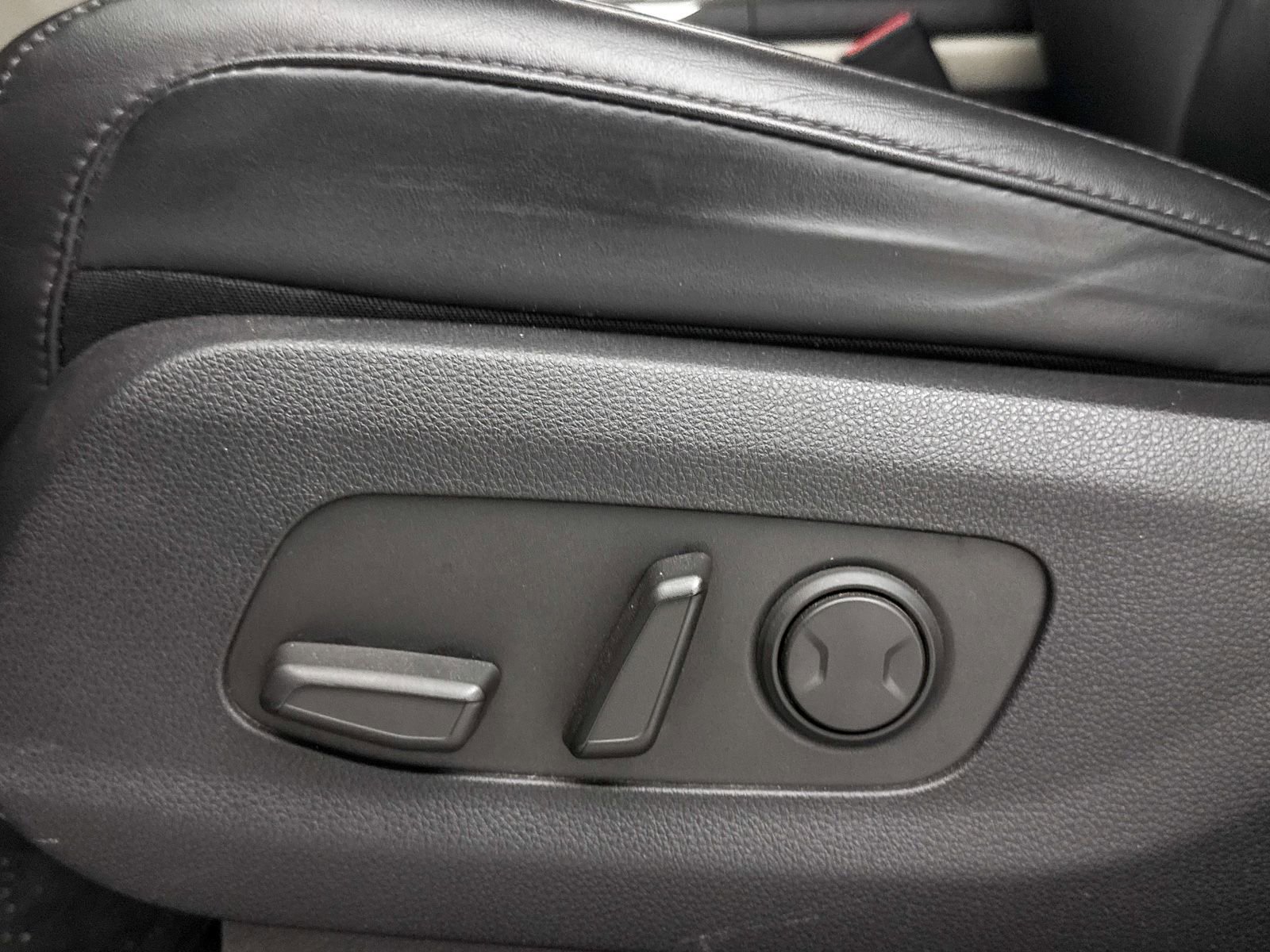 Used 2022 Kia Carnival LX FWD image 28