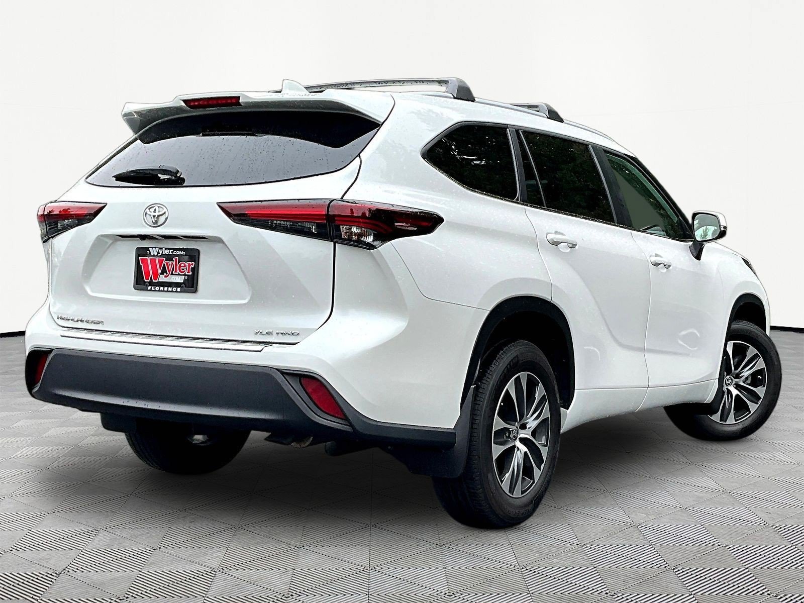 Used 2024 Toyota Highlander XLE AWD/4WD image 6