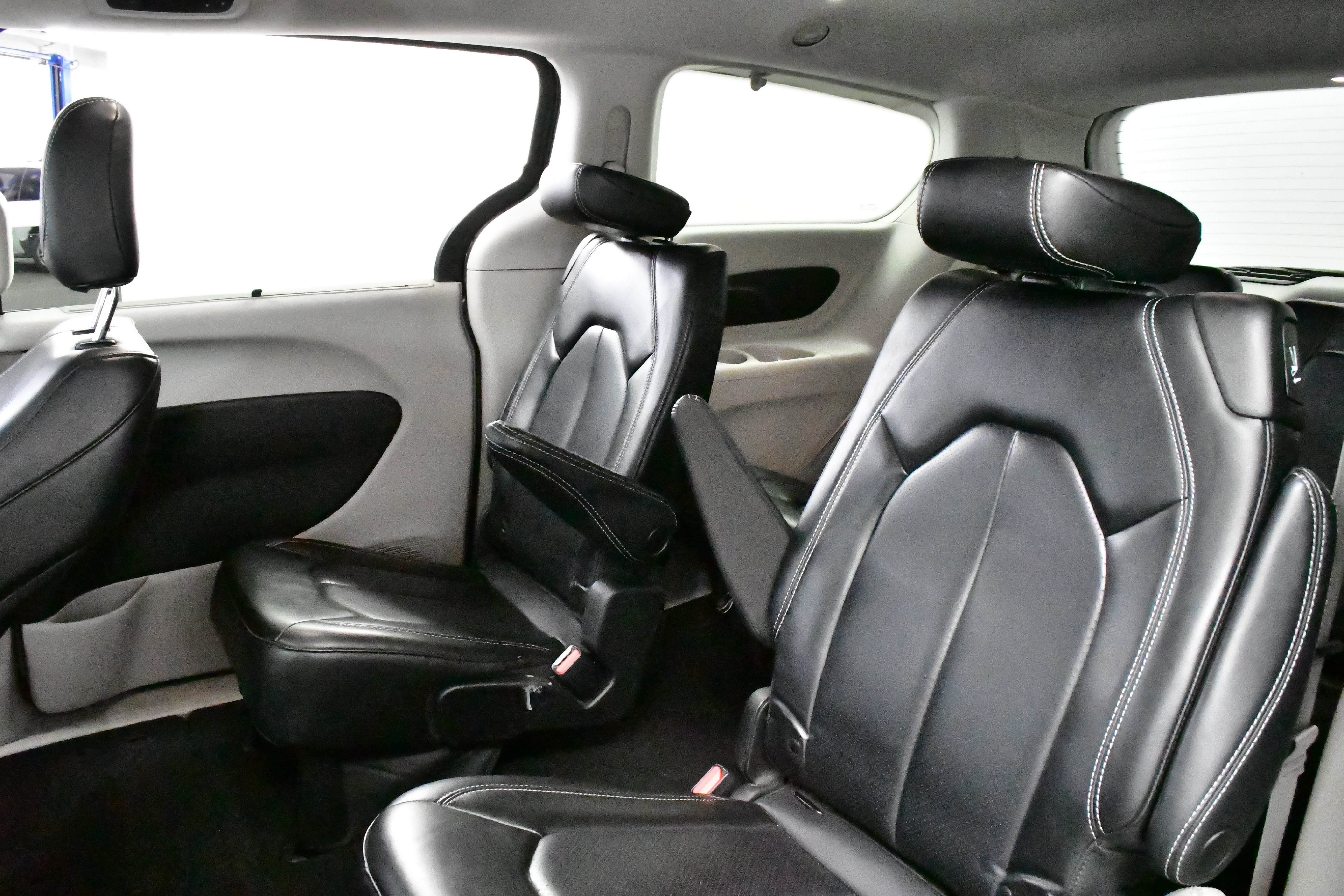Used 2023 Chrysler Pacifica Touring-L FWD image 10