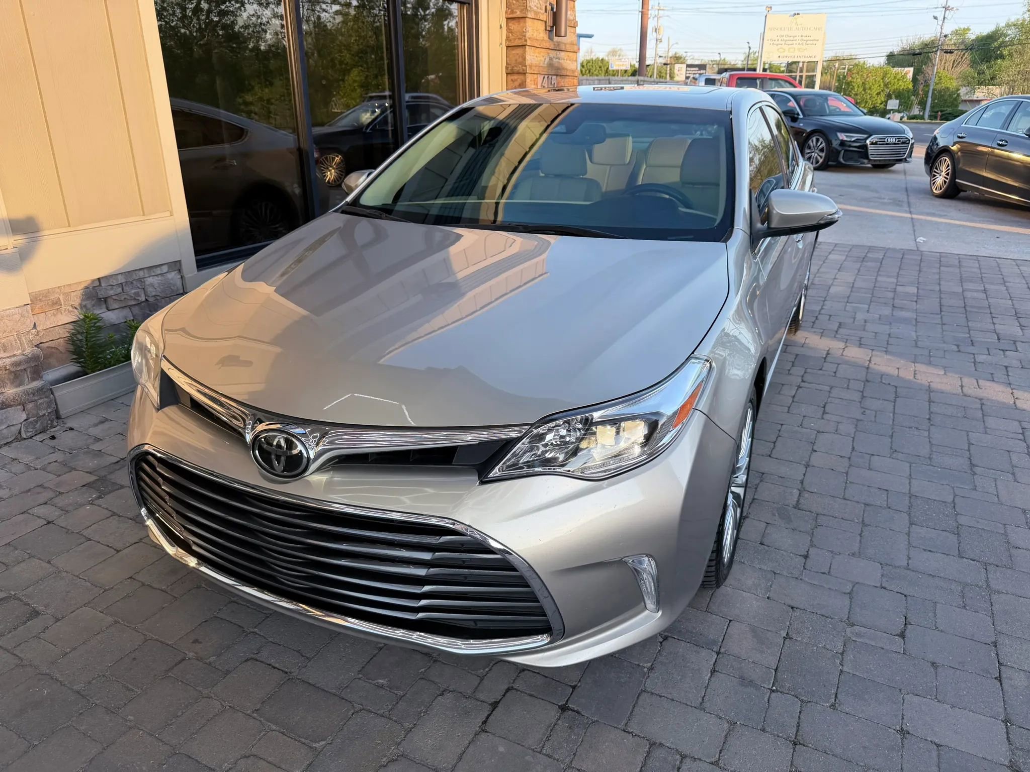 Used 2017 Toyota Avalon Limited FWD image 2