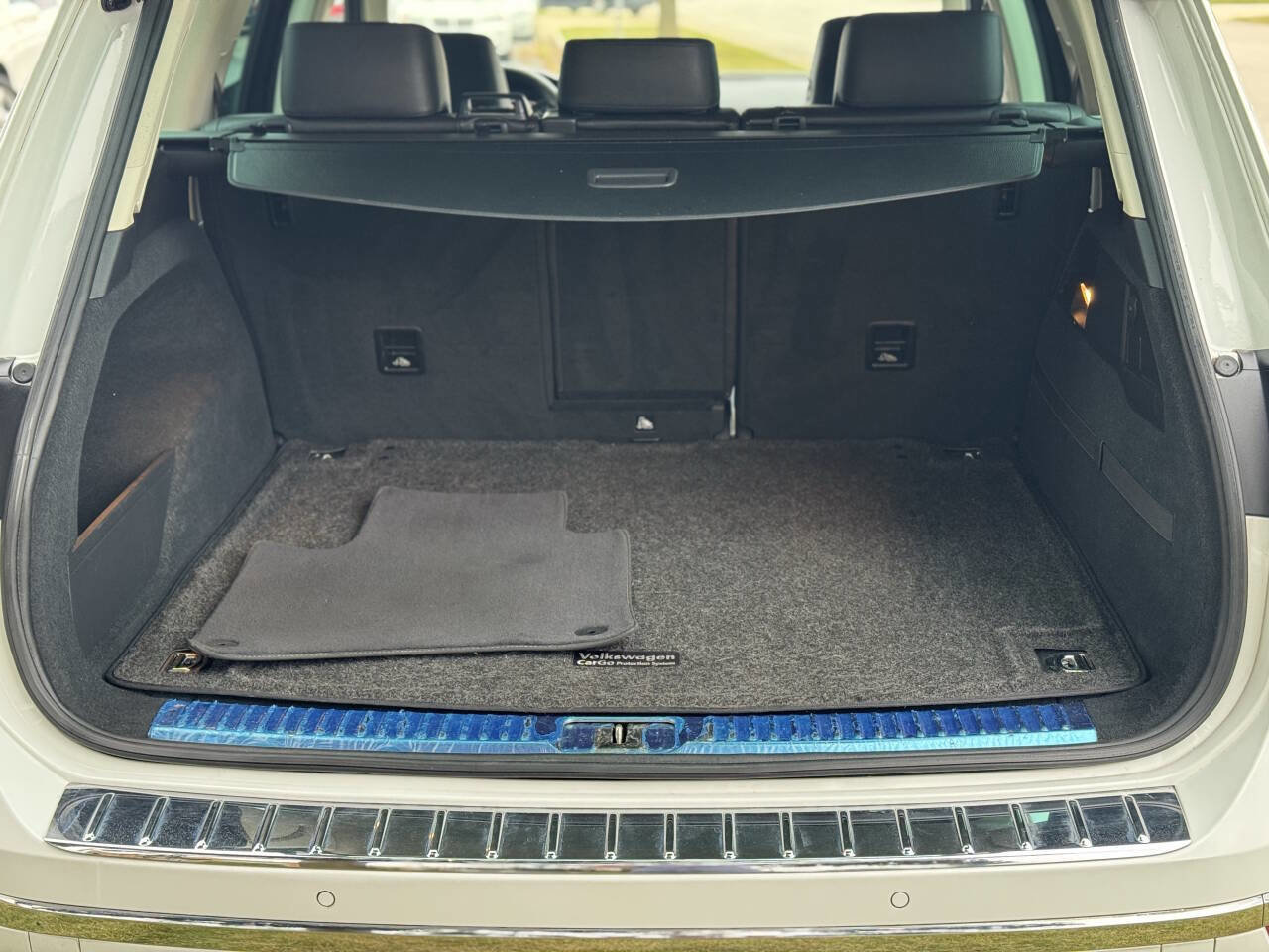 Used 2017 Volkswagen Touareg Sport image 17