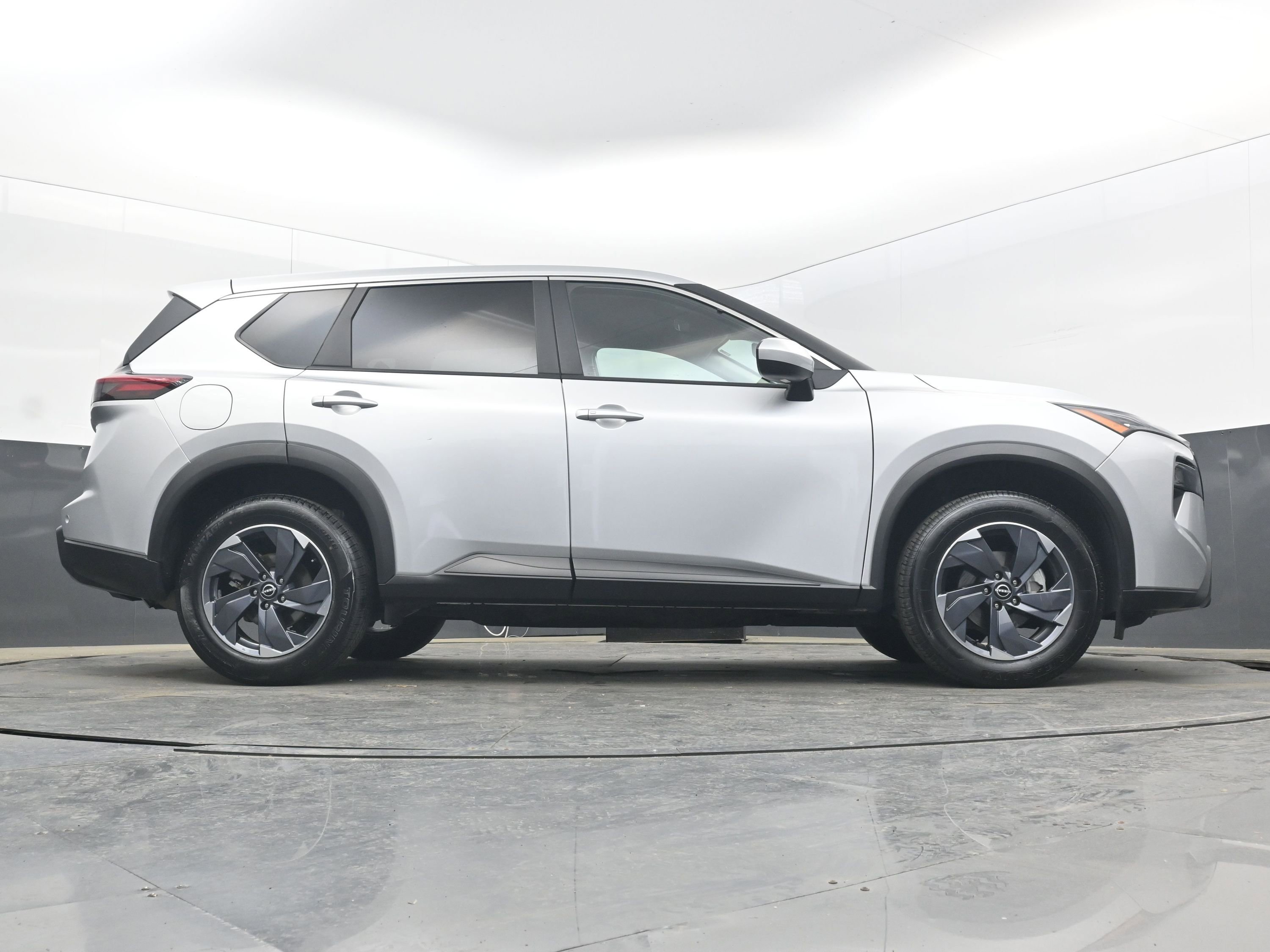 Used 2025 Nissan Rogue SV image 30