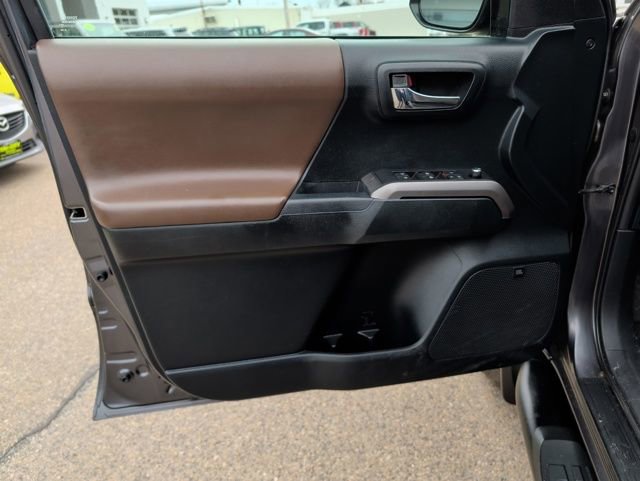 Used 2016 Toyota Tacoma Limited w/ Towing Package image 16
