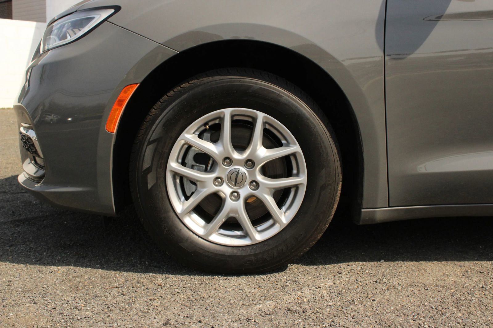 Used 2023 Chrysler Pacifica Touring-L FWD image 3
