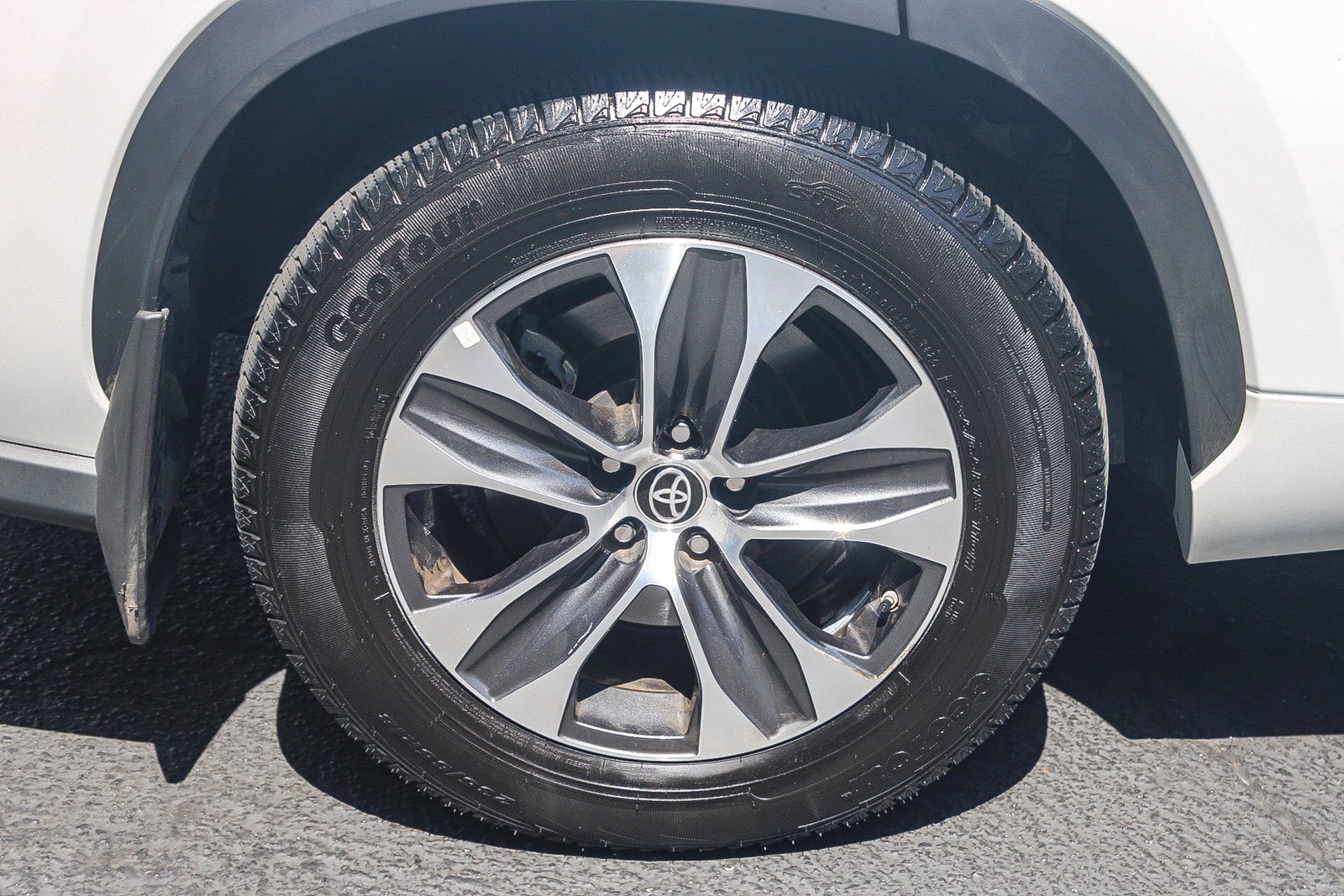 Used 2022 Toyota Highlander XLE FWD image 12