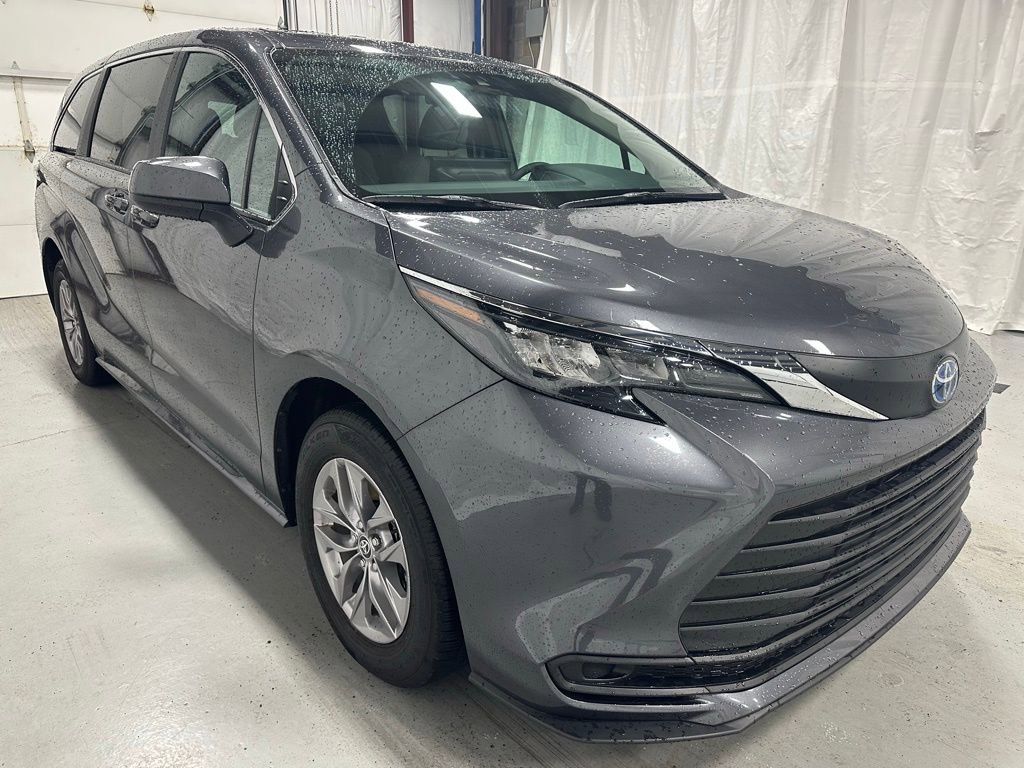 Used 2025 Toyota Sienna LE image 1
