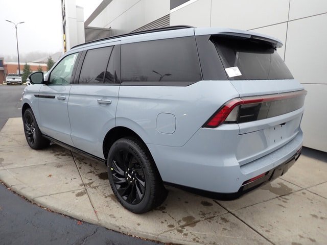 New 2025 Lincoln Navigator Reserve w/ Jet Appearance Package image 10