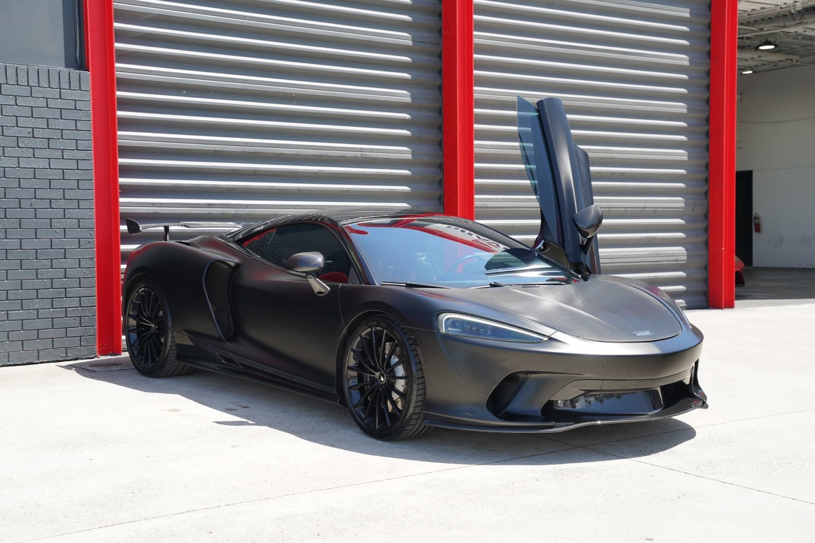 Used 2020 McLaren GT RWD image 2