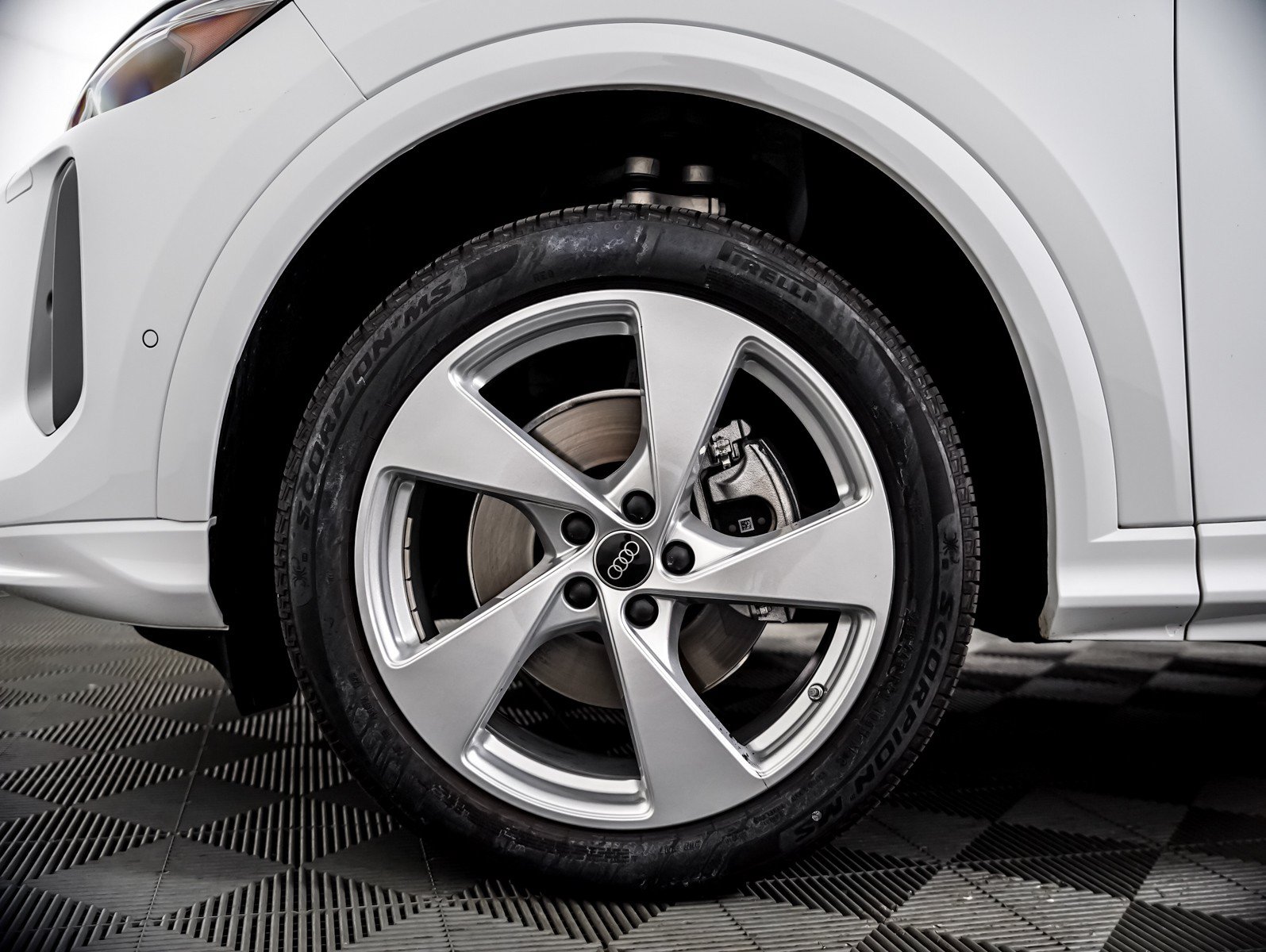 Used 2025 Audi Q5 Premium Plus w/ Premium Plus AWD/4WD image 6