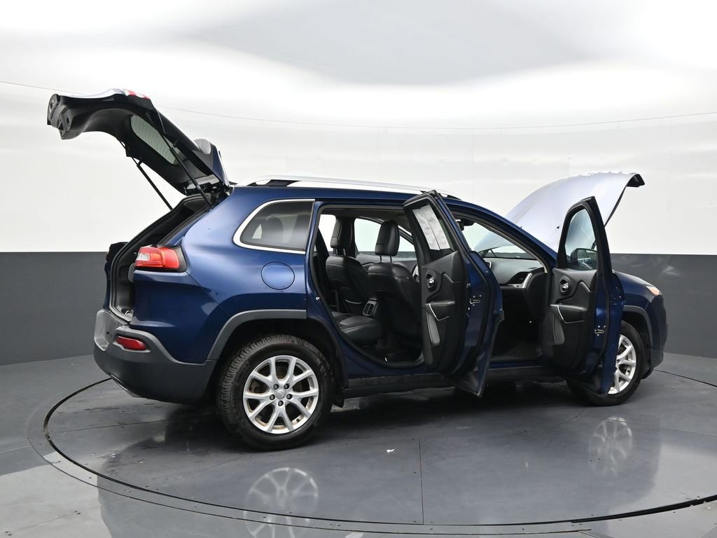 Used 2018 Jeep Cherokee Latitude Plus w/ Cold Weather Group FWD image 27