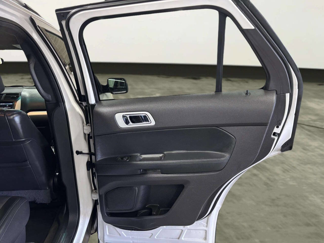 Used 2015 Ford Explorer XLT w/ Equipment Group 202B AWD/4WD image 23