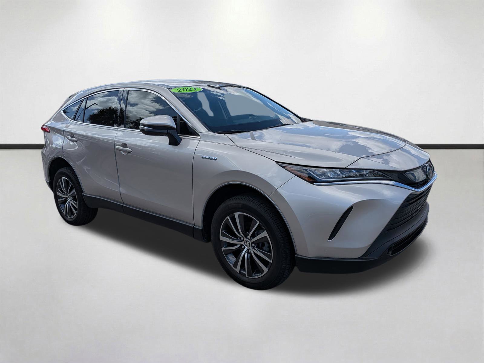 Used 2021 Toyota Venza LE image 1