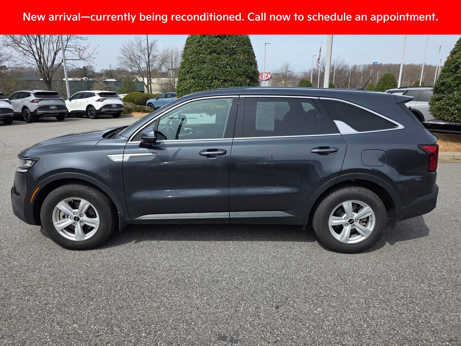 Used 2023 Kia Sorento LX image 2
