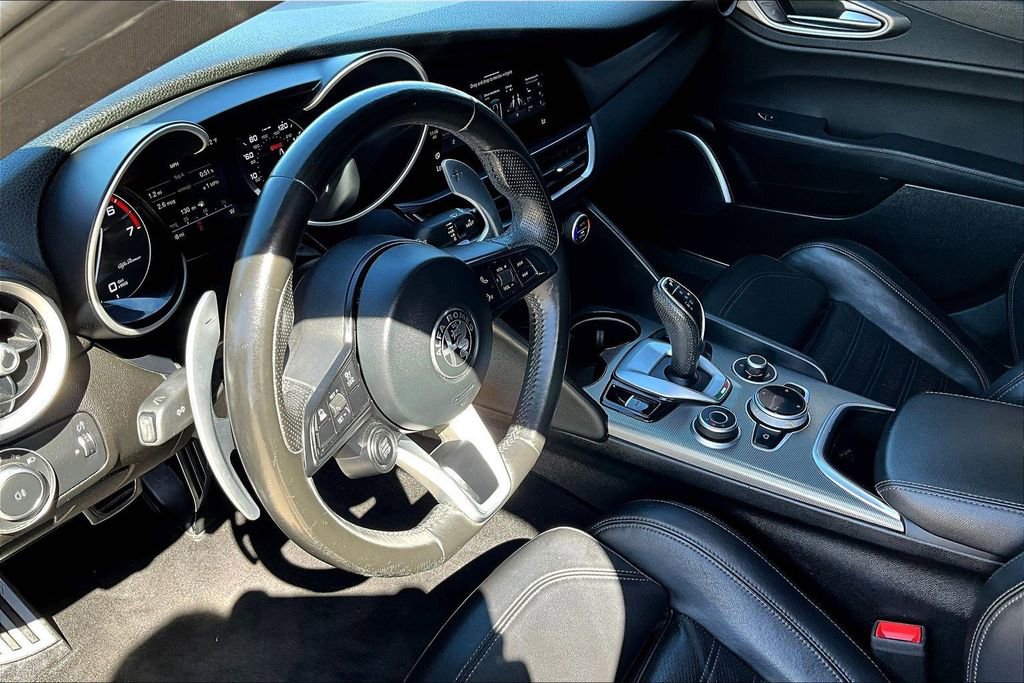 Used 2022 Alfa Romeo Giulia Veloce RWD image 18