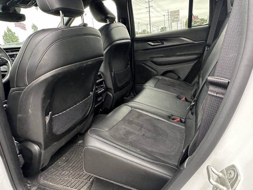 Used 2023 Jeep Grand Cherokee Altitude AWD/4WD image 10