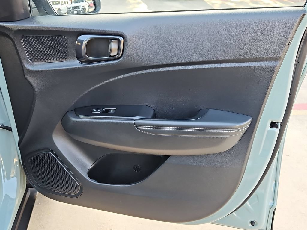 Used 2025 Hyundai Venue Limited FWD image 33