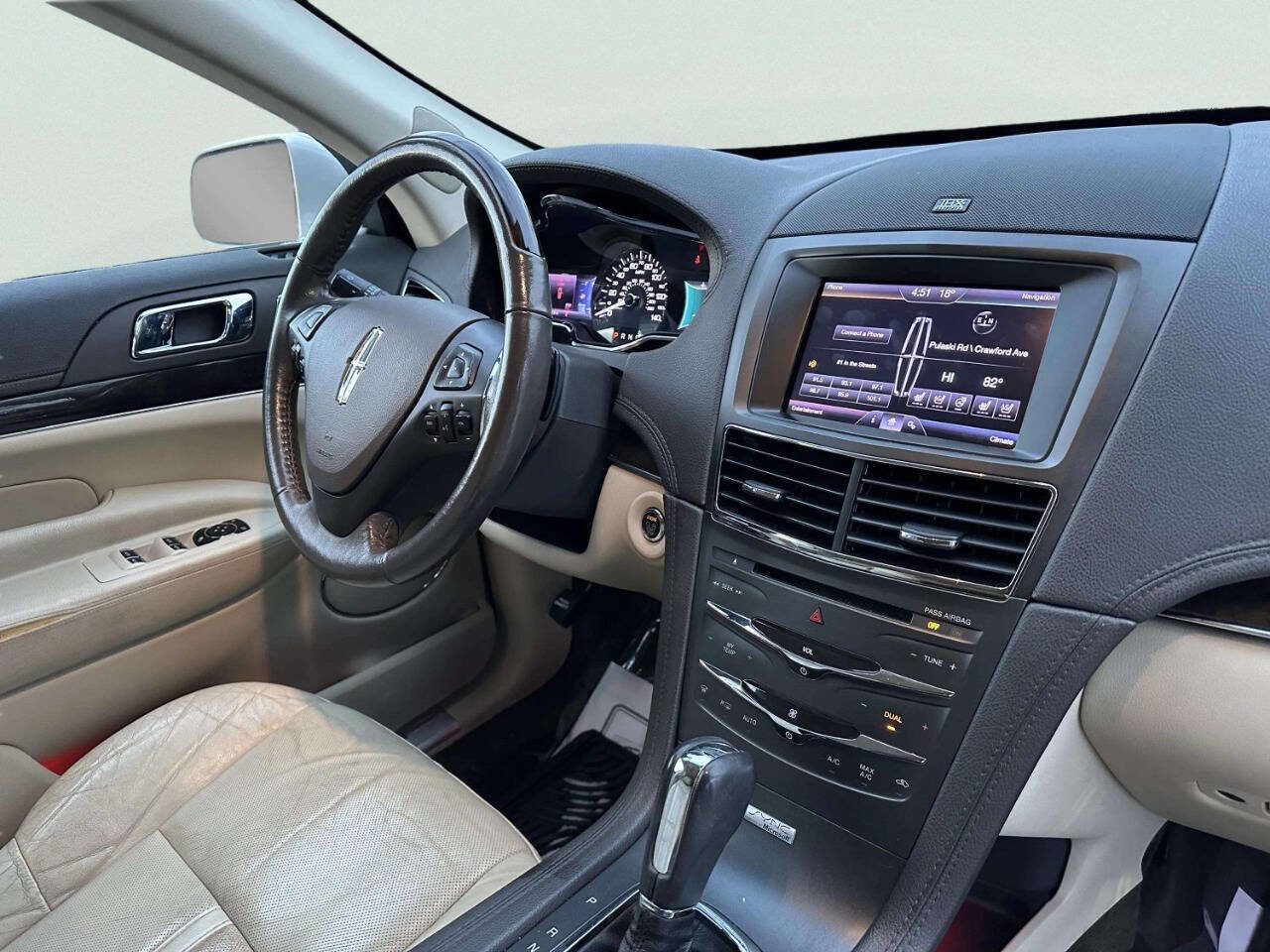 Used 2013 Lincoln MKT AWD image 23