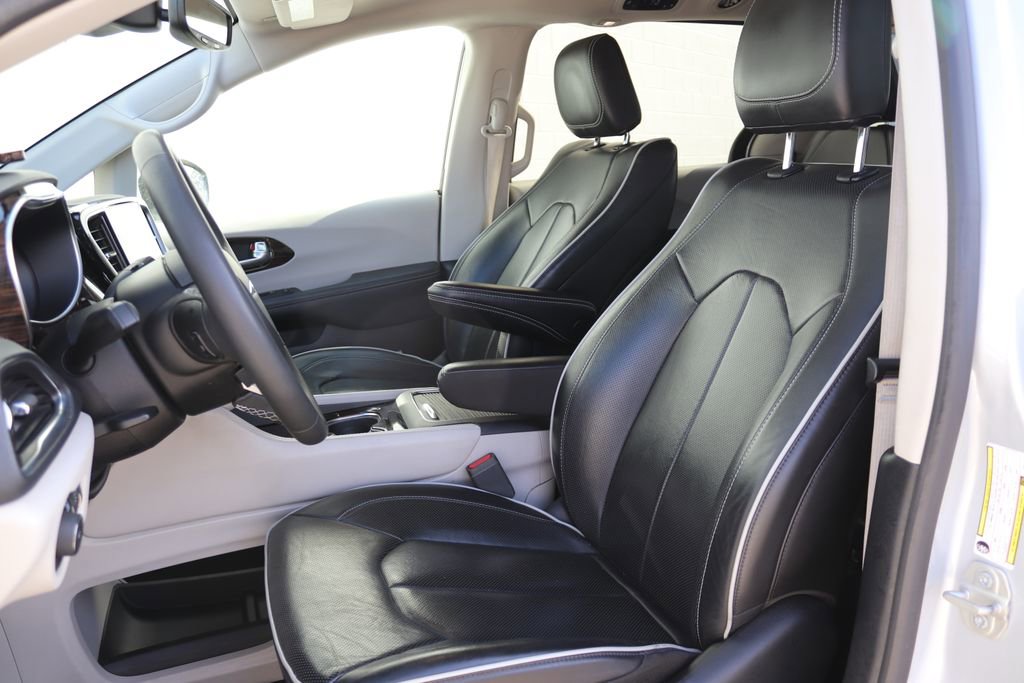 Used 2023 Chrysler Pacifica Limited image 5