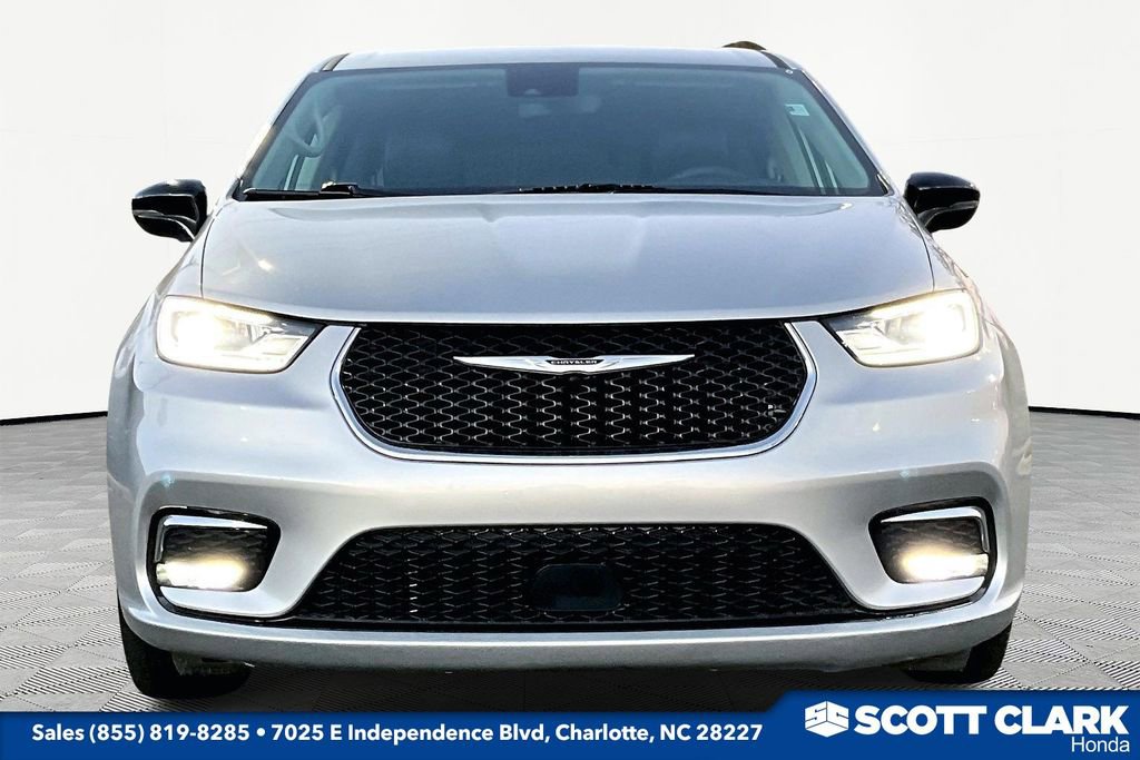 Used 2024 Chrysler Pacifica Touring-L video 2