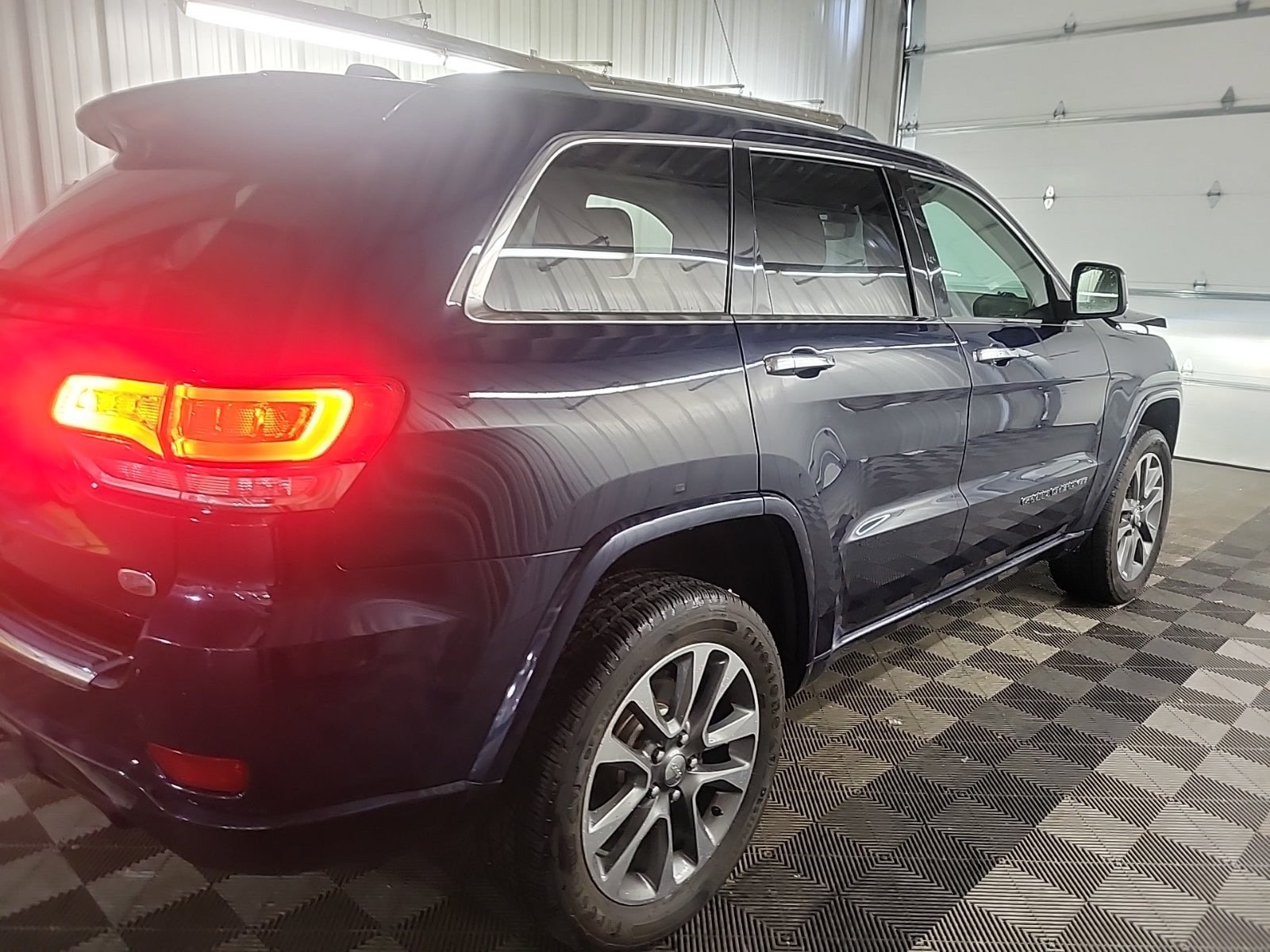 Used 2018 Jeep Grand Cherokee Overland AWD/4WD image 3