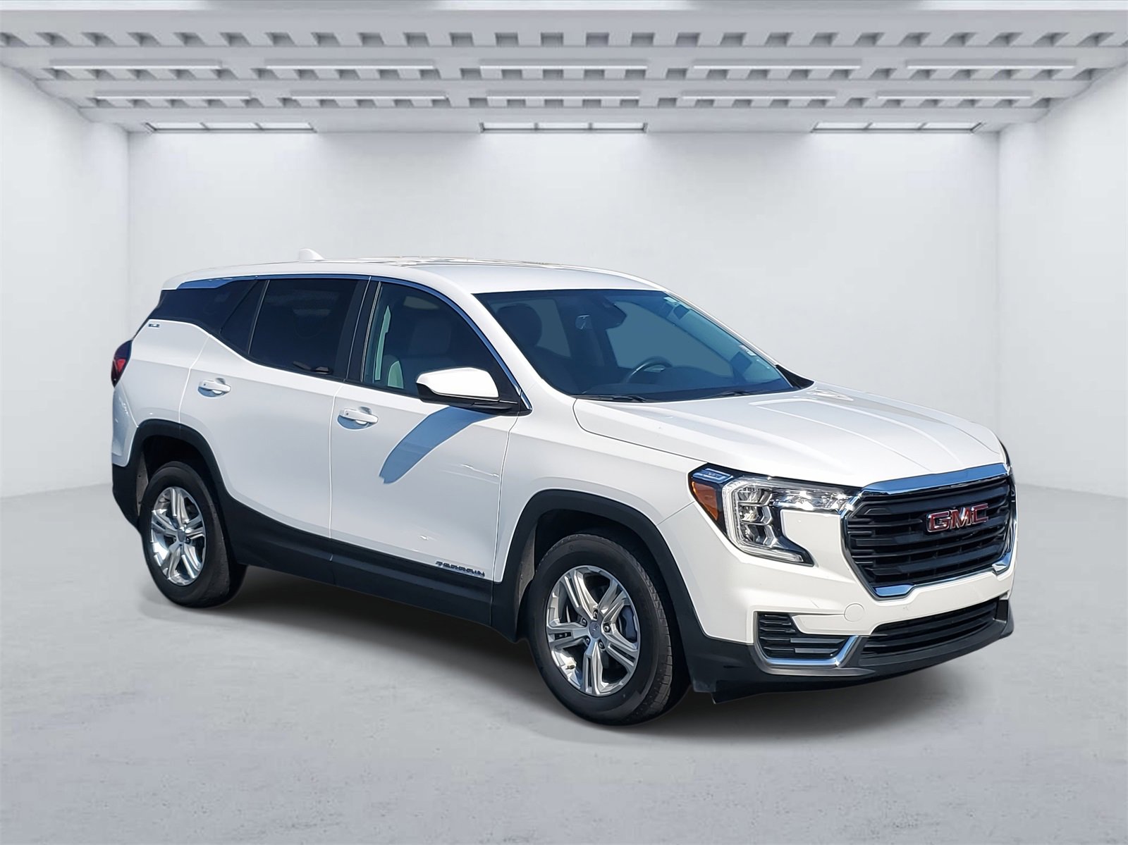 Used 2024 GMC Terrain SLE image 1
