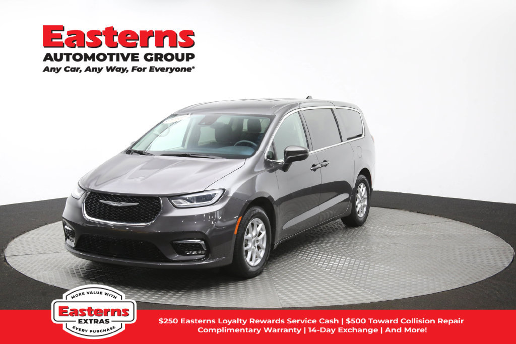 Used 2023 Chrysler Pacifica Touring-L FWD image 57