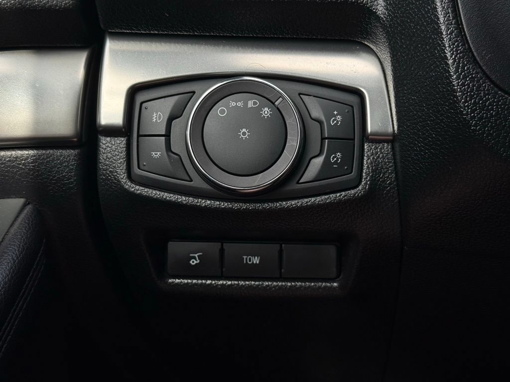 Used 2018 Ford Explorer XLT w/ Equipment Group 202A AWD/4WD image 32