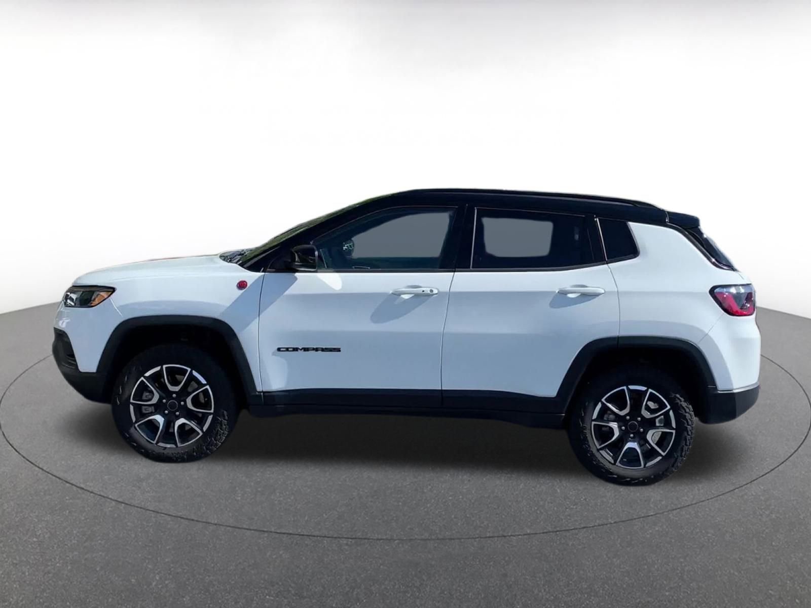 Used 2025 Jeep Compass Trailhawk image 9