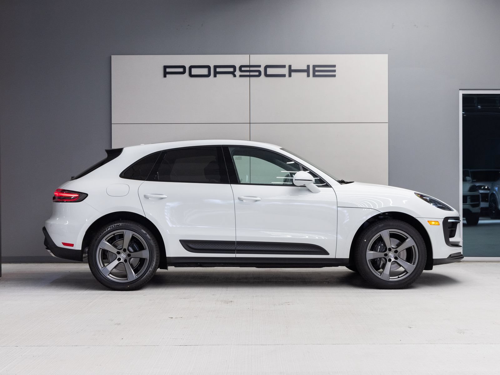 Certified 2026 Porsche Macan AWD/4WD image 8